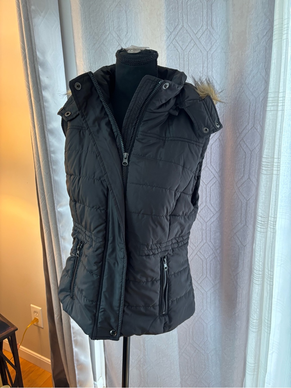 American Rag Black Quilted Hooded Puffer Vest with Faux Fur Trim Fits like a med